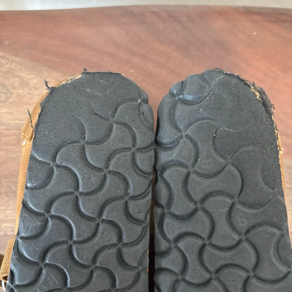Birkenstock kids Tan Suede Slip-On Loafers. 35 US 3.5
